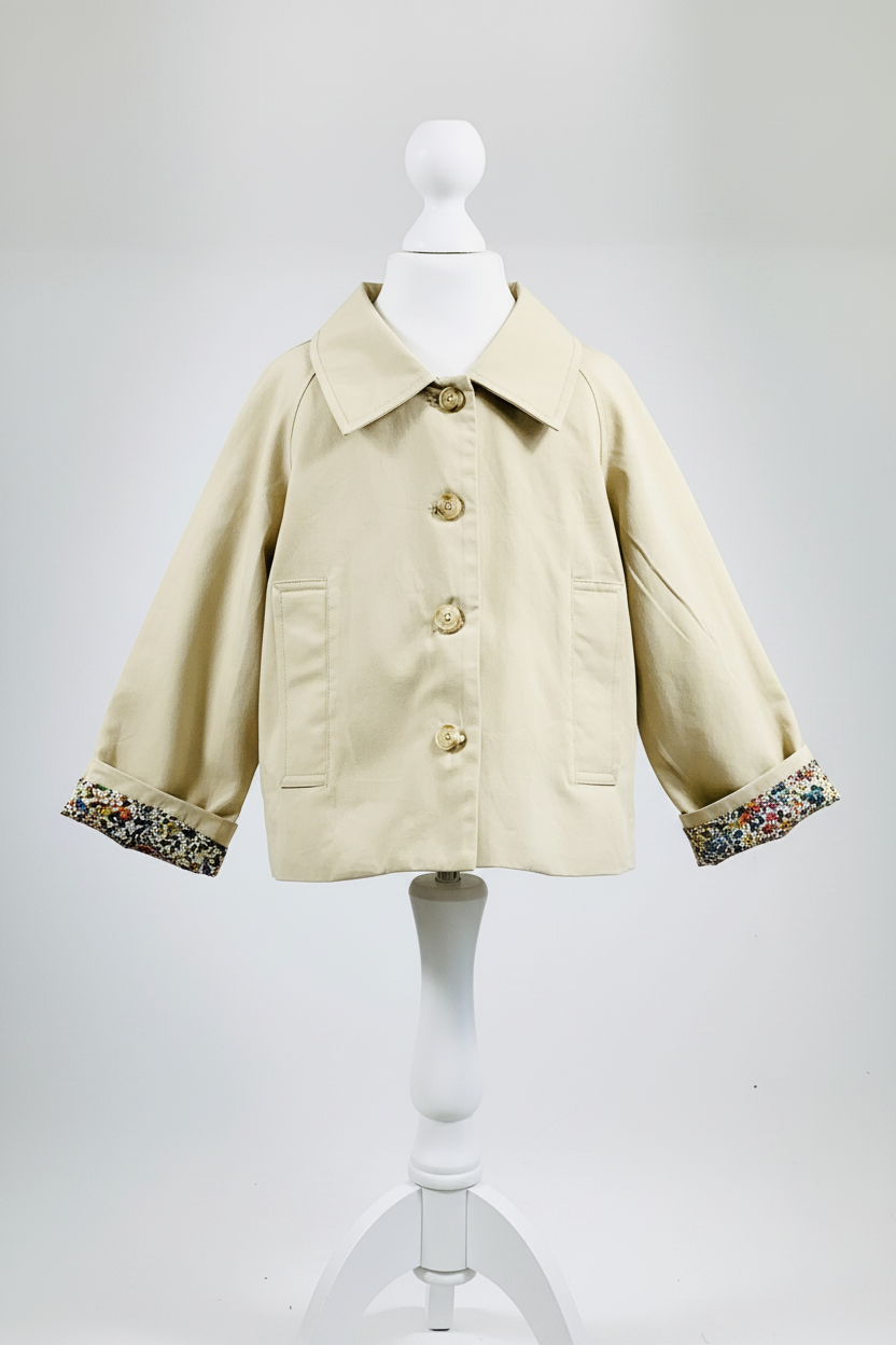 Trench Liberty - face sur mannequin fond blanc - MAISON BRUNE