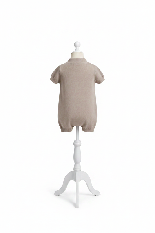 Barboteuse Garçon Taupe - dos sur mannequin blanc fond blanc - MAISON BRUNE