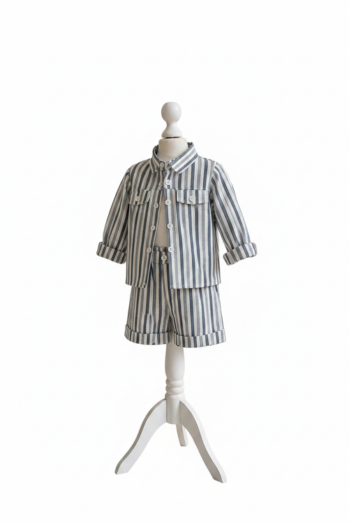 Ensemble bord de mer garçon sur mannequin fond blanc - MAISON BRUNE